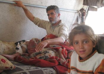 Syyria on niitä maita, joihin kohdistuvat pakotteet vaarantavat väestön terveyden heikentämällä lääkkeiden ja sairaalatarvikkeiden saatavuutta. Siksi monet vaativat nyt koronapandemian ajaksi talouspakotteiden lakkauttamista, jotta humanitaarinen ja lääketieteellinen apu menisi perille. Kuvassa syyrialaisia maan sisäisiä pakolaisia Jabal Al-Akradissa, Latakian alueella.