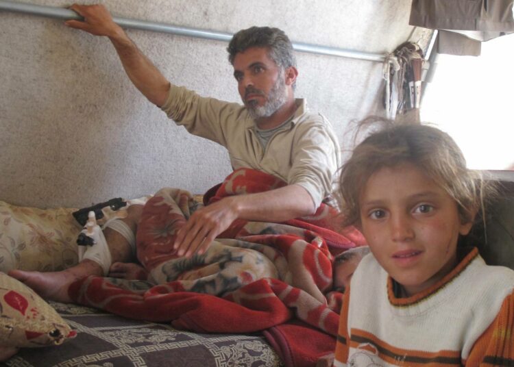 Syyria on niitä maita, joihin kohdistuvat pakotteet vaarantavat väestön terveyden heikentämällä lääkkeiden ja sairaalatarvikkeiden saatavuutta. Siksi monet vaativat nyt koronapandemian ajaksi talouspakotteiden lakkauttamista, jotta humanitaarinen ja lääketieteellinen apu menisi perille. Kuvassa syyrialaisia maan sisäisiä pakolaisia Jabal Al-Akradissa, Latakian alueella.