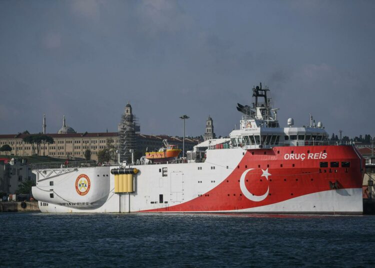 Elokuussa Kreikan ja Turkin välit kiristyivät Turkin lähetettyä Oruc Reisin lähelle Kreikan aluevesiä etsimään mahdollista maakaasua merenpohjasta.
