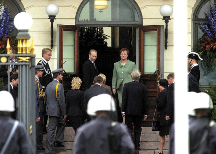 Presidentit Vladimir Putin ja Tarja Halonen presidentinlinnan ovella syyskuussa 2001.