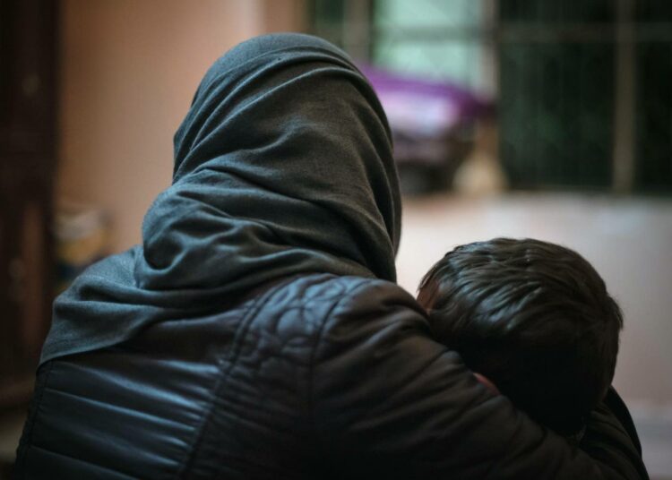 Layla ja hänen nelivuotias poikansa kuvattiin turvatalossa Syyriassa. Layla siepattiin 17-vuotiaana.