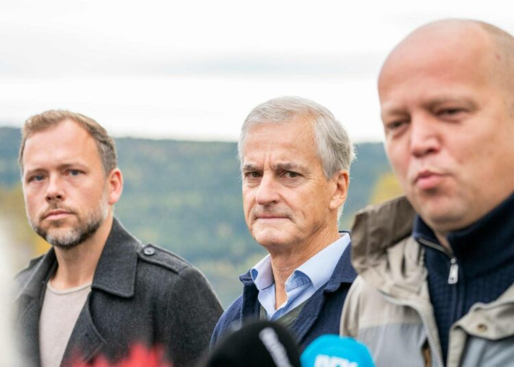 Työväenpuolueen Jonas Gahr Støre (keskellä) ja keskustapuolueen Trygve Slagsvold Vedum jatkavat hallitusneuvotteluja kahdestaan, kun sosialistisen vasemmistopuolueen puheenjohtaja Audun Lysbakken (vasemmalla) jätti neuvottelut.
