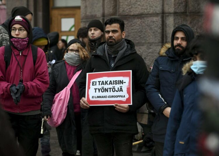 Helsingissä järjestettiin mielenosoitus Euroopan rajoilla tapahtuvia pakolaisten laittomia käännytyksiä vastaan 18. joulukuuta.