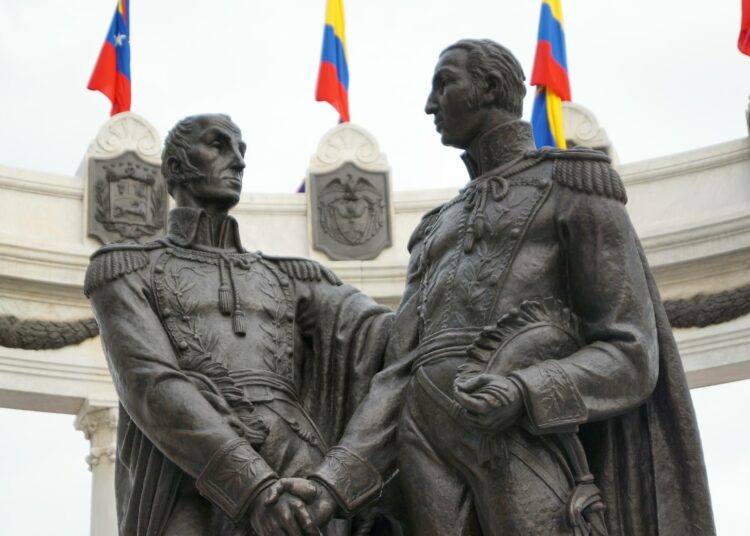 Simón Bolívar ja José de San Martín tapaavat Guayaquilissa 27. heinäkuuta 1822. Patsas Ecuadorin Guayaquilissa.
