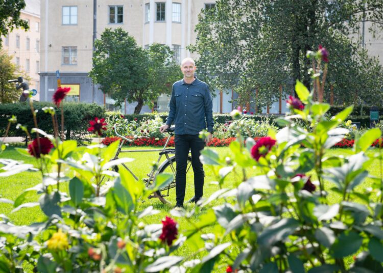 – Haasteena on ollut jo monta vuotta se, miten sovitetaan yhteen joidenkin nuorten oma kotona oleva kulttuuritausta ja toisaalta monikulttuurinen yhteisö koulussa tai kaveriporukassa, Jari Taponen sanoo.