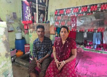 Bapi Mondal ja vaimonsa Shanti. Ilmastonmuutos on pakottanut pariskunnan hylkäämään perinteiset elinkeinonsa Sundarbansin mangroverannikolla ja muuttamaan tehdastöihin Bangaloreen.