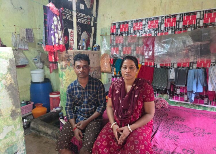 Bapi Mondal ja vaimonsa Shanti. Ilmastonmuutos on pakottanut pariskunnan hylkäämään perinteiset elinkeinonsa Sundarbansin mangroverannikolla ja muuttamaan tehdastöihin Bangaloreen.