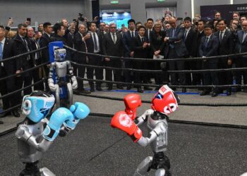 Saksan liittokanslerin Friedrich Merzin delegaatio pääsi katsomaan humanoidirobottien nyrkkeilyottelua Hangzhoussa.