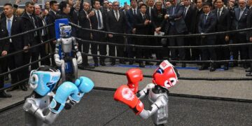 Saksan liittokanslerin Friedrich Merzin delegaatio pääsi katsomaan humanoidirobottien nyrkkeilyottelua Hangzhoussa.