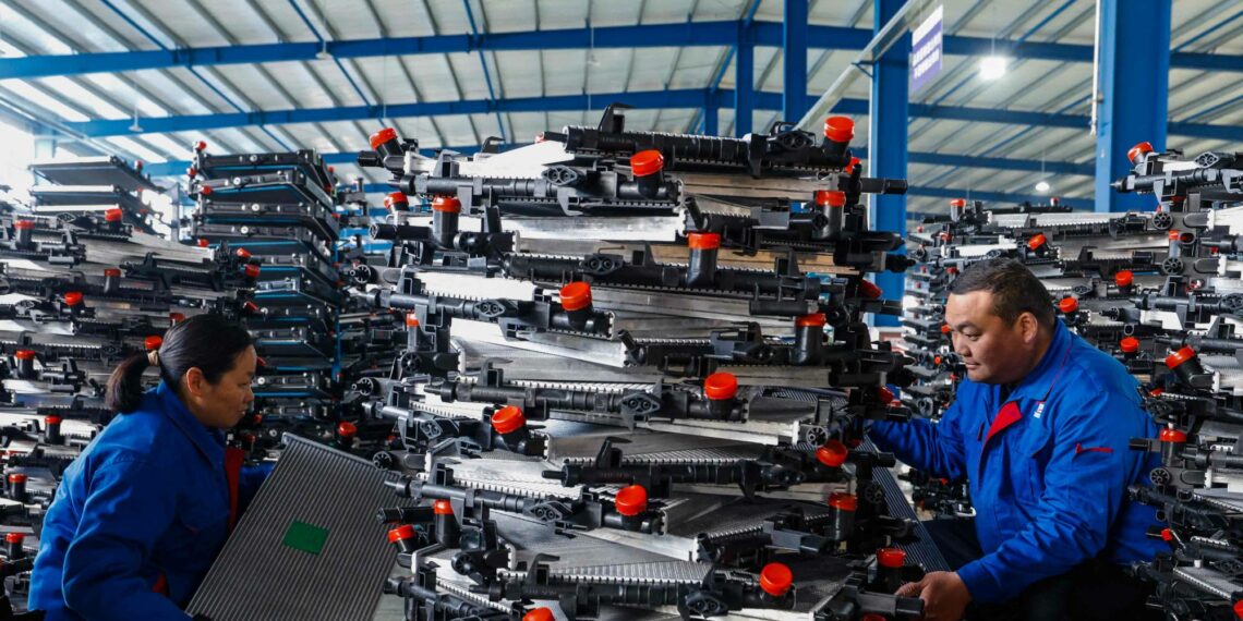 Kiinan osuus valmistavan tuotannon arvonlisästä maailmassa on nousi yhdeksästä prosentista 35 prosenttiin vuosina 2000–2025.