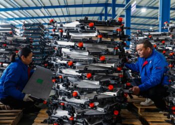 Kiinan osuus valmistavan tuotannon arvonlisästä maailmassa on nousi yhdeksästä prosentista 35 prosenttiin vuosina 2000–2025.