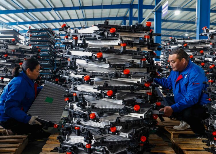 Kiinan osuus valmistavan tuotannon arvonlisästä maailmassa on nousi yhdeksästä prosentista 35 prosenttiin vuosina 2000–2025.