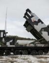 Puolustushankintoon käytetyistä rahoista vain neljäsosa jää Suomeen. Kuvassa suomalaiset harjoittelevat Norjassa yhdysvaltalaisperäisellä raskaalla raketinheittimellä.