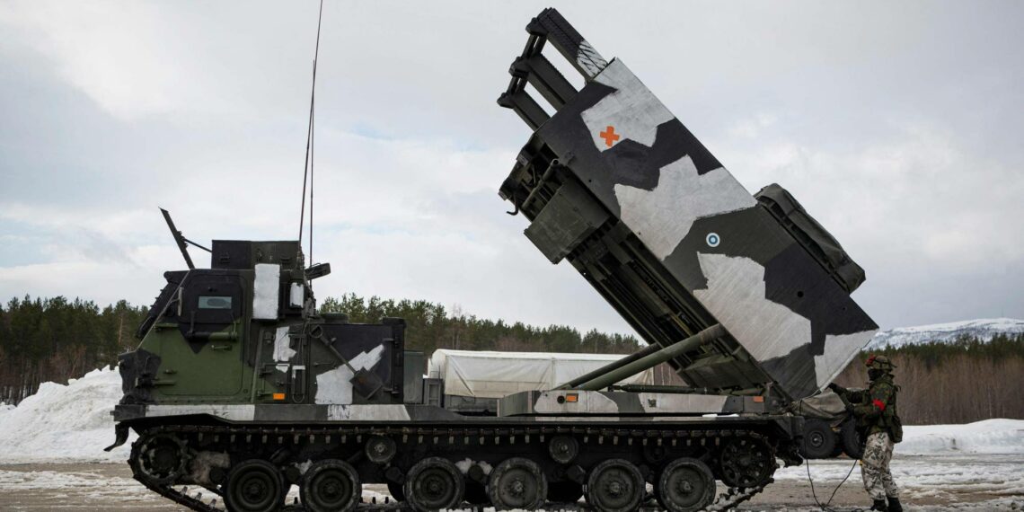 Puolustushankintoon käytetyistä rahoista vain neljäsosa jää Suomeen. Kuvassa suomalaiset harjoittelevat Norjassa yhdysvaltalaisperäisellä raskaalla raketinheittimellä.