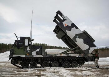 Puolustushankintoon käytetyistä rahoista vain neljäsosa jää Suomeen. Kuvassa suomalaiset harjoittelevat Norjassa yhdysvaltalaisperäisellä raskaalla raketinheittimellä.