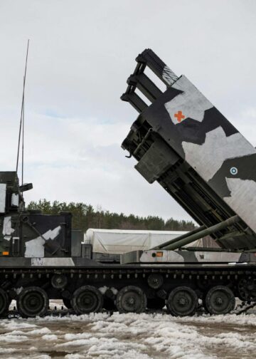 Puolustushankintoon käytetyistä rahoista vain neljäsosa jää Suomeen. Kuvassa suomalaiset harjoittelevat Norjassa yhdysvaltalaisperäisellä raskaalla raketinheittimellä.
