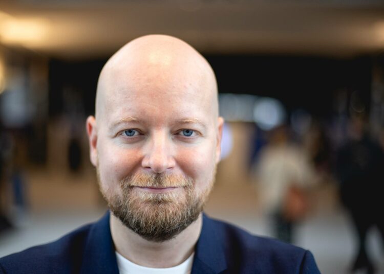 Vapaiden markkinoiden harhaunesta on herättävä viimeistään nyt, sanoo europarlamentaarikko Jussi Saramo (vas.).