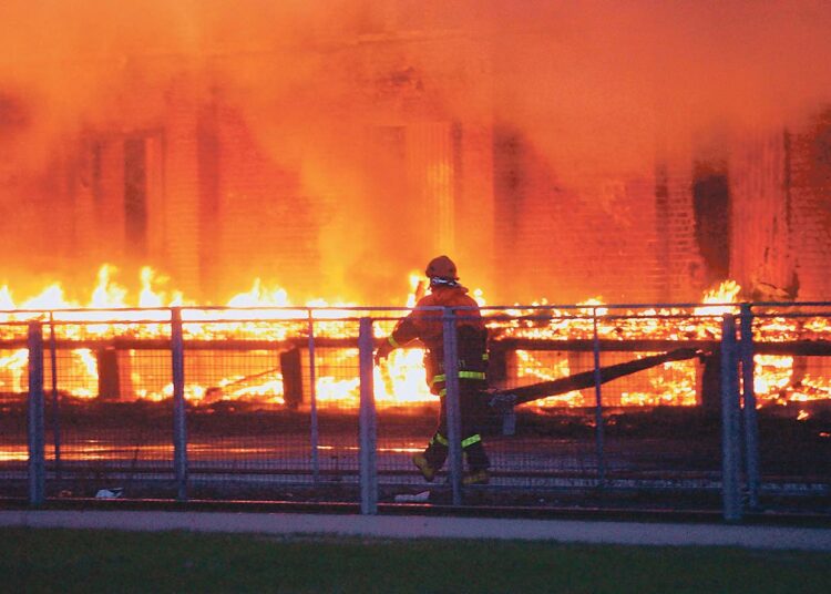Palomiesten työ on eri tavalla rasittavaa kuin sisäsiisti toimistotyö. Kuva VR:n makasiinien tulipalosta Helsingistä vajaan kolmen vuoden takaa.