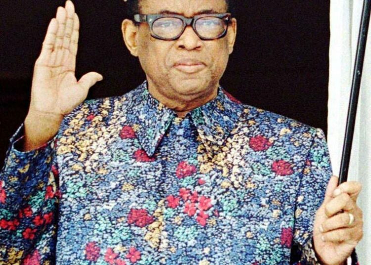 Mobutu Sese Seko rälläsi aikoinaan Kongon kassan. Nyt maan velat ostanut yksityinen ?korppikotkayhtiö? karhuaa niitä moninkertaisina takaisin.