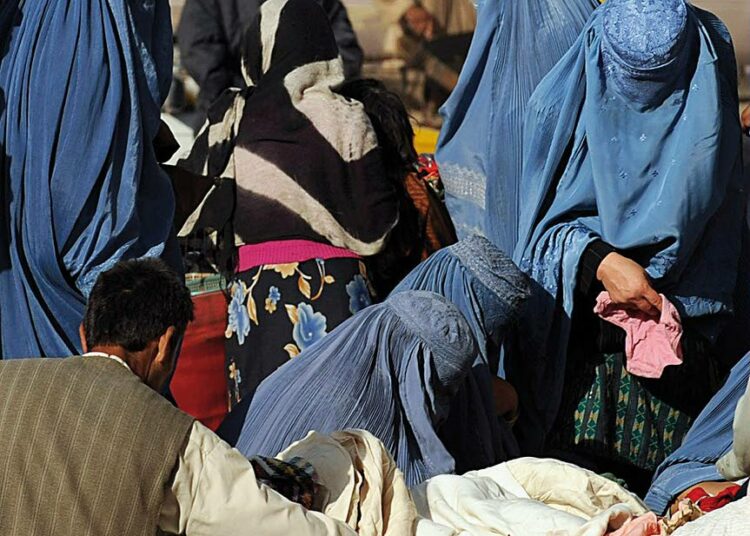 Afganistanin nykyiset vallanpitäjät eivät juuri eroa talebaneista, arvelee maan naisverkoston johtaja Orzala Ashraf. Kuvassa burkaan pukeutuneita naisia käytettyjen vaatteiden torilla Kabulissa maanantaina.