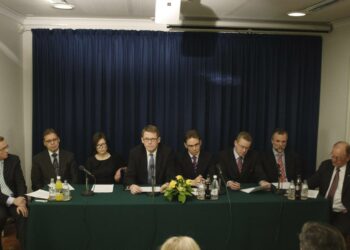 Hallitus ja työmarkkinajärjestöt keskustelivat torstaina eläkeneuvottelujen lopputuloksesta. Tiedotustilaisuudessa esiintyivät STTK:n puheenjohtaja Mikko Mäenpää (vasemmalla), SAK:n puheenjohtaja Lauri Lyly, työministeri Anni Sinnemäki, pääministeri Matti Vanhanen, valtiovarainministeri Jyrki Katainen, kulttuuri- ja urheiluministeri Stefan Wallin, EK:n toimitusjohtaja Leif Fagernäs ja Akavan puheenjohtaja Matti Viljanen.
