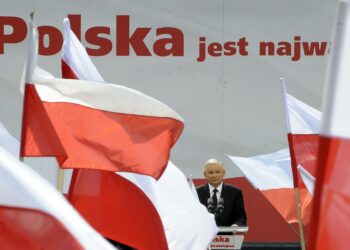 Kuolleen veljensä jälkeen presidentiksi pyrkivä Jaroslaw Kaczynski puhumassa kannattajilleen Varsovassa.