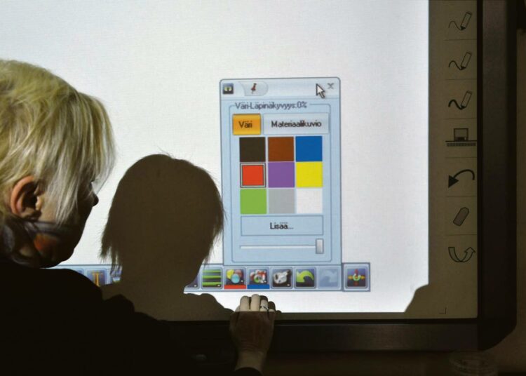 Työelämässä uupujat ja työnarkomaanit ovat usein tietotalouden ammattilaisia. Kuvassa opettaja ja älytaulu vantaalaisessa koulussa lokakuussa.