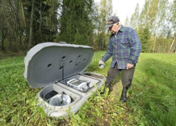 Haja-asutusalueiden vessavedestä päästiin yksimielisyyteen eduskunnassa.Ahti Vanhanen tarkistamassa WehoPuts jäteveden pienpuhdistamoaan kotipihallaan syyskuussa 2010.