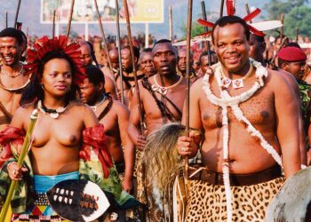 Swazimaan kuningas Mswati III esiintyi yhdessä tyttärensä, prinsessa Sikhanyison kanssa perinteisessä ruokotanssissa, johon kymmenettuhannet naimattomat tytöt osallistuvat vuosittain. Kuninkaalla on tapana valita tyttöjen joukosta itselleen uusi morsian.