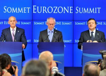 Kreikan pääministeri George A. Papandreou (vas.), EU:n presidentti Herman van Rompuy ja EU-komission puheenjohtaja Jose Manuel Barroso kriisikokouksen tiedotustilaisuudessa