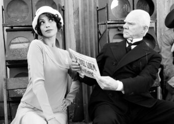 Berenice Bejo ja Malcolm McDowell filmaustauolla mykkäfilmin päiviä onnistuneesti lämmittelevässä draamakomediassa The Artist.