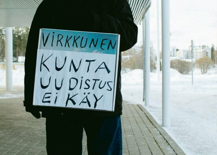 Eläkeläinen Ano Väisänen matkusti Mäntyharjulta Mikkeliin vastustamaan kuntauudistusta maaliskuussa.