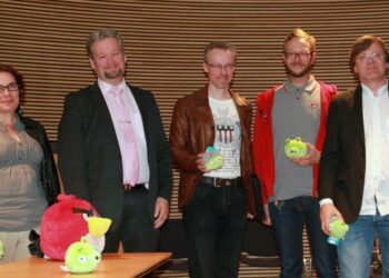 Luovat talouden -tilaisuuden esiintyvät vasemmalta lukien Petra Tarjanne (TEM), Jari Myllykoski (juontaja), Marko Mikkola (Prizztech), Ville Heijari (Rovio) ja Tero Kaukomaa (Blind Spot Pictures).