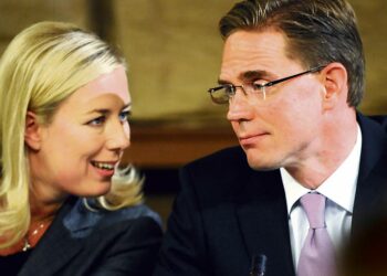 Valtiovarainministeri Jutta Urpilainen, pääministeri Jyrki Katainen keskustelivat  budjettineuvotteluiden tiedotustilaisuudessa Helsingin Säätytalossa torstaina.