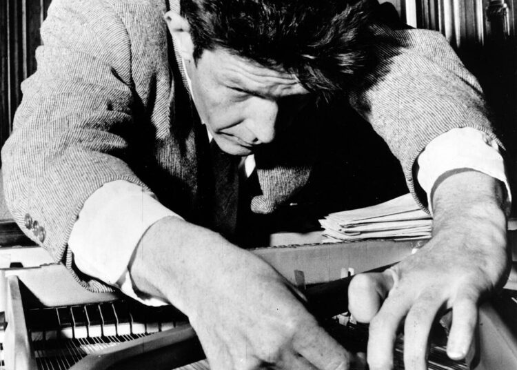 John Cage preparoimassa pianoa.