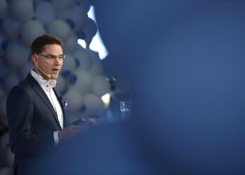 Kokoomuksen puheenjohtajan Jyrki Kataisen mielestä sairausajan karenssia koskeva aloite on tehty, koska 0,5 prosenttia työntekijöistä käyttää järjestelmää väärin.