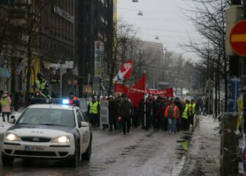 EK ei oo OK ja herrojen bonukset vie duunarin leivän, mielenosoittajat huusivat Mannerheimintiellä matkalla Etelärantaan.