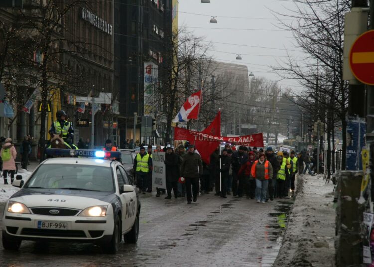 EK ei oo OK ja herrojen bonukset vie duunarin leivän, mielenosoittajat huusivat Mannerheimintiellä matkalla Etelärantaan.