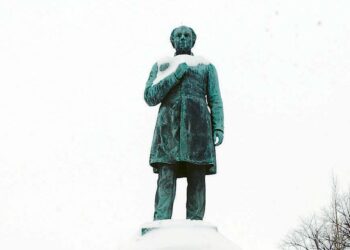 J.L. Runebergin patsas Helsingissä Esplanadin puistossa.