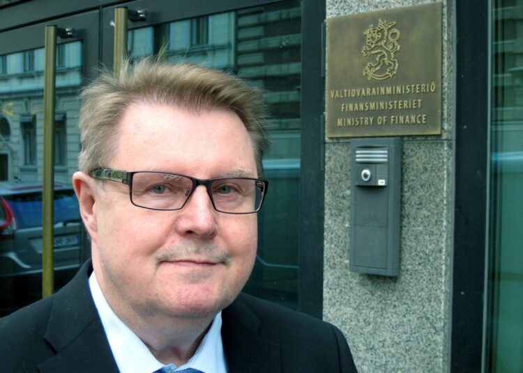 Teuvo Metsäpellon mielestä valtion lupa-asiatkin voisi jatkossa hoitaa mahdollisimman pitkälle itsepalveluna.