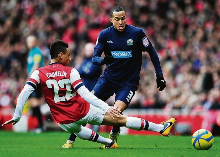 Arsenal tulee Helsinkiin. Kuvassa joukkueen Francis Coquelin (vas.)tavoittelee palloa ottelussa Blackburn Roversia vastaan.