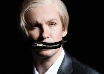 Niko Saarela esittää Julian Assangea Helsingin kaupunginteatterin joulukuussa ensi-iltansa saavassa Verkossa-näytelmässä.