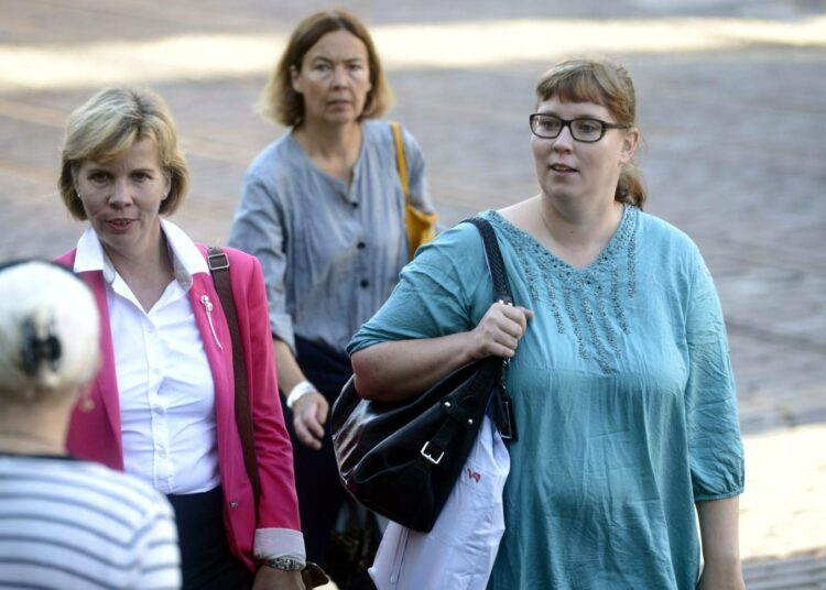 Oikeusministeri Anna-Maja Henriksson ja liikenneministeri Merja Kyllönen saapumassa Säätytalolle budjettiriiheen keskiviikkona. Vasemmistonuoret vaatii vasemmistopuolueilta keskustelun haltuun ottamista.