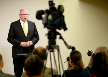 Eduskunnan alkavaa syksyä leimaavat puhemies Eero Heinäluoman mukaan talouden ja työllisyyden teemat.