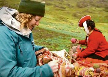 Kate Humble (vas.) vie katsojat Afganistanin Wakhan-laaksoon, joka  sijaitsee niin syrjäisessä kolkassa, että alue on säilynyt sodan ulottumattomissa.