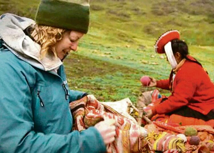 Kate Humble (vas.) vie katsojat Afganistanin Wakhan-laaksoon, joka  sijaitsee niin syrjäisessä kolkassa, että alue on säilynyt sodan ulottumattomissa.