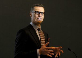 Ulkomaankauppaministeri Alexander Stubbin (kok.) päätös siirtää Suomen ja Venäjän hallitustenvälisen talouskomission kokoontuminen aiheuttaa arvostelua.