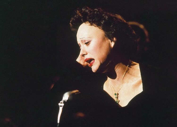 Tragedioiden sävyttämä elämä vei Edith Piafin Pariisin slummeista parrasvaloihin. Kuvassa Edith Piaf (Marion Cotillard).