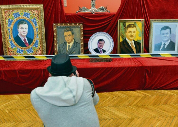 Kirjoittajan mukaan Ukrainan korruptio ei ole seurausta Viktor Janukovytšin hallinnosta. Janukovytšin kuvat ovat näyttävästi esillä Ukrainan kansallisessa taidemuseossa Kievissä.