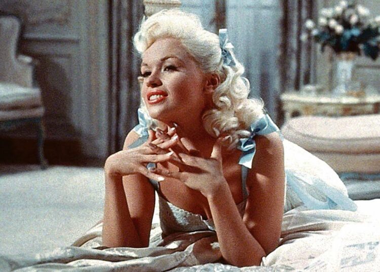 Houkuttelevat huulet on vallaton mainosmaailman satiiri, jossa seksikästä elokuvatähteä (Jayne Mansfield) houkutellaan uuden huulipunan mainostajaksi.